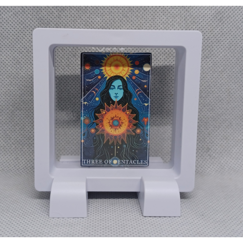 Three of Pentacles - Vierkante Witte Display 7x7 Met Tarot Sticker