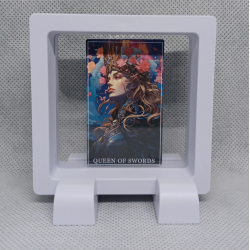 Queen of Swords - Vierkante Witte Display 7x7 Met Tarot Sticker