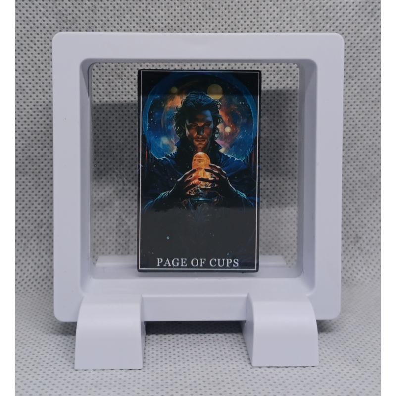 Page of Cups - Vierkante Witte Display 7x7 Met Tarot Sticker