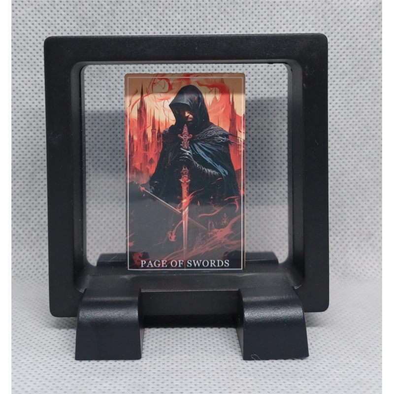 Page of Swords - Vierkante Zwarte Display 7x7 met tarot sticker