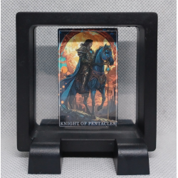 Knight of Pentacles - Vierkante Zwarte Display 7x7 met tarot sticker