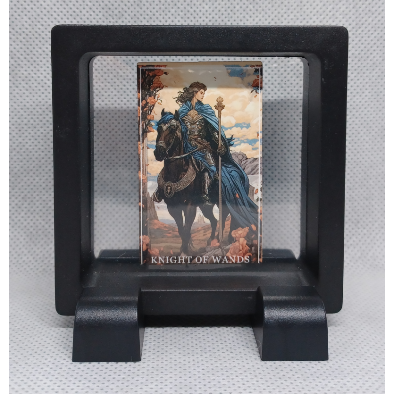 Knight of Wands - Vierkante Zwarte Display 7x7 met tarot sticker