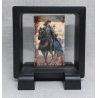 Knight of Wands - Vierkante Zwarte Display 7x7 met tarot sticker