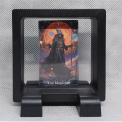 The Magician - Vierkante Zwarte Display 7x7 met tarot sticker