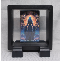 Seven of Pentacles - Vierkante Zwarte Display 7x7 met tarot sticker