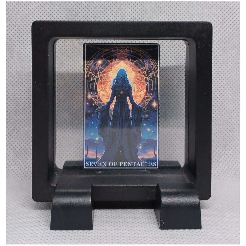 Seven of Pentacles - Vierkante Zwarte Display 7x7 met tarot sticker