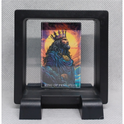 King of Pentacles - Vierkante Zwarte Display 7x7 met tarot sticker