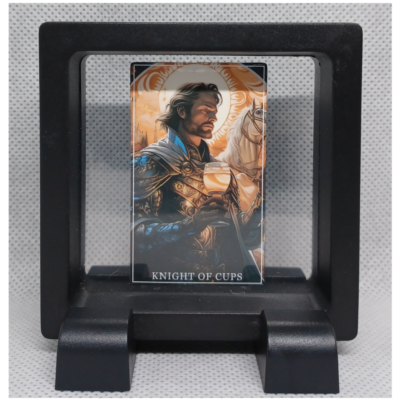 Knight of Cups - Vierkante Zwarte Display 7x7 met tarot sticker