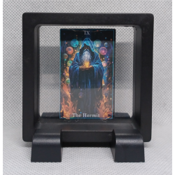 The Hermit - Vierkante Zwarte Display 7x7 met tarot sticker