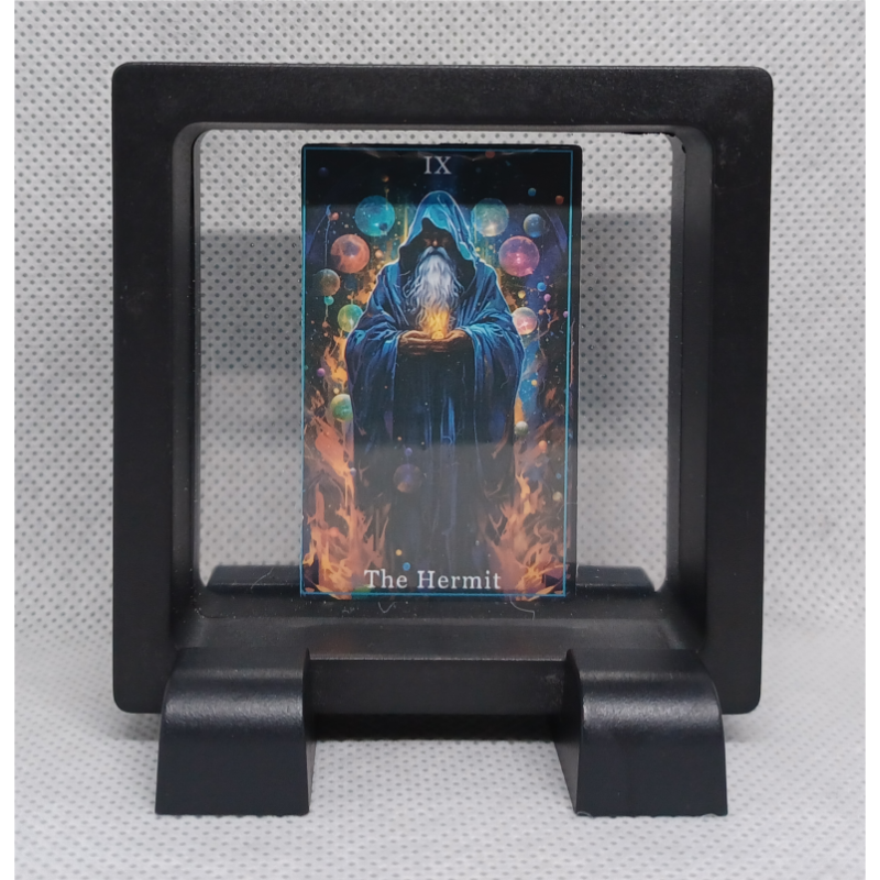 The Hermit - Vierkante Zwarte Display 7x7 met tarot sticker