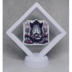 Paarse Stoel Rozen - Witte Display 9x9 met een gothic sticker