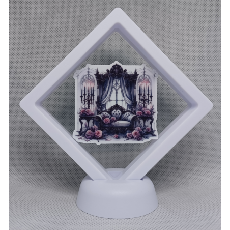 Paarse Stoel Rozen - Witte Display 9x9 met een gothic sticker