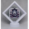 Paarse Stoel Rozen - Witte Display 9x9 met een gothic sticker