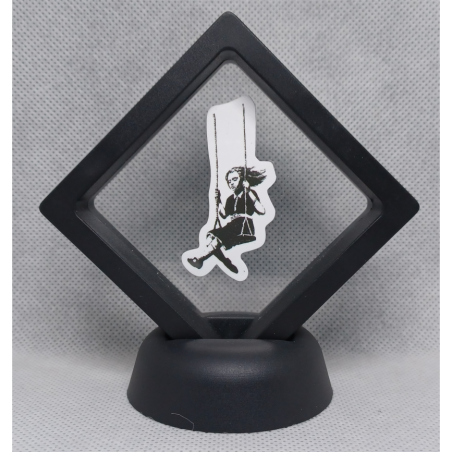 Meisje Op Schommel - Zwarte Display 7x7 met Banksy sticker