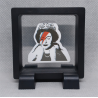 Power Koningin - Vierkante Zwarte Display 7x7 met Banksy sticker