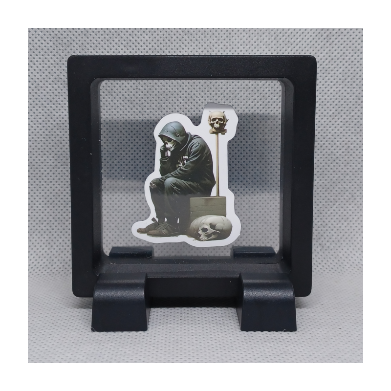 Rebel Schedel - Vierkante Zwarte Display 7x7 met Banksy sticker