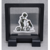 Jongen Fiets Hond - Vierkante Zwarte Display 7x7 met Banksy sticker