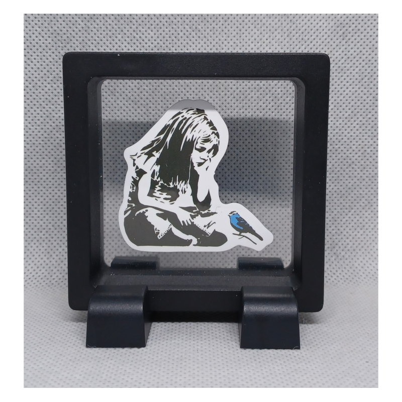 Meisje Blauwe Vogel - Vierkante Zwarte Display 7x7 met Banksy sticker