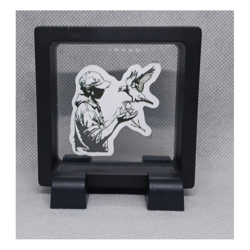 Jongen en Vogel - Vierkante Zwarte Display 7x7 met Banksy sticker