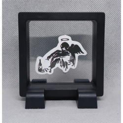 Stoute Engel - Vierkante Zwarte Display 7x7 met Banksy sticker