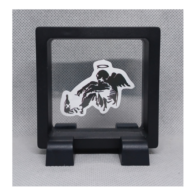 Stoute Engel - Vierkante Zwarte Display 7x7 met Banksy sticker