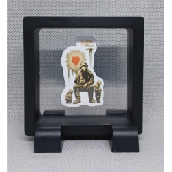 Rebel Hart - Vierkante Zwarte Display 7x7 met Banksy sticker