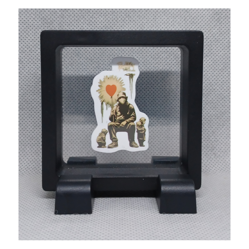 Rebel Hart - Vierkante Zwarte Display 7x7 met Banksy sticker