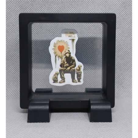 Rebel Hart - Vierkante Zwarte Display 7x7 met Banksy sticker