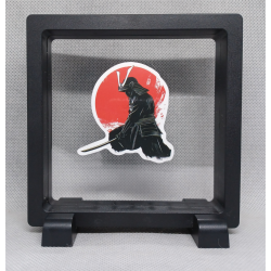 Zittende Samurai - Vierkante Zwarte Display 11x11 met sticker