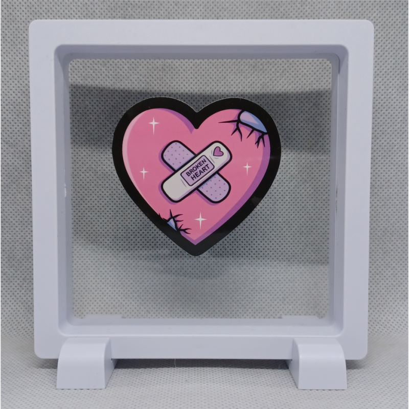 Broken Heart - Vierkante Witte Display 11x11 met roze magie sticker