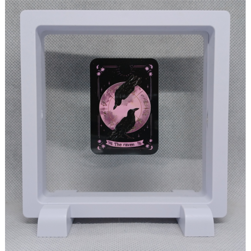 The Raven - Vierkante Witte Display 11x11 met roze magie sticker