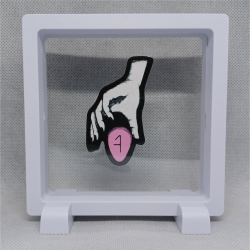 Hand Rune - Vierkante Witte Display 11x11 met roze magie sticker